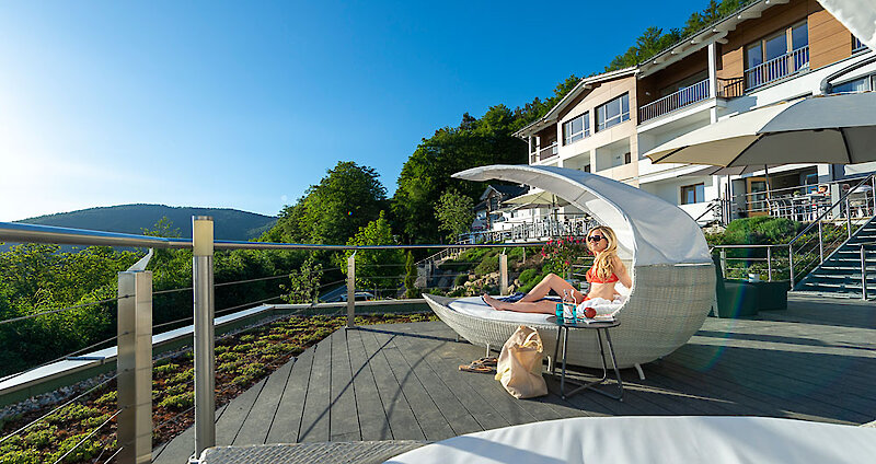 Liegeinsel auf der Terrasse des Wellnesshotels Bayerischer Wald